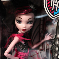 Monster High: G1 Draculaura "Frights, Camera, Action!" /2013 Asst BDF22: BDF23 - (NRFB)