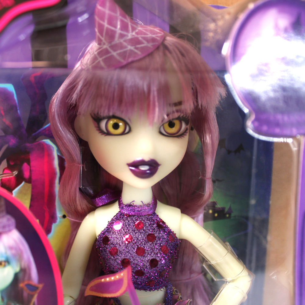 MGA: Bratzillaz Yasmina Clairvoya "Midnight Beach" /2013 519218 - (NRFB)