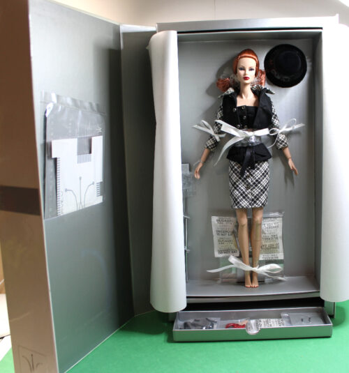 Dania Zarr: Premium Dressed Doll The Future Perfect Collection “Exclusive Interview” /2009 91207 - (NRFB) - Image 2